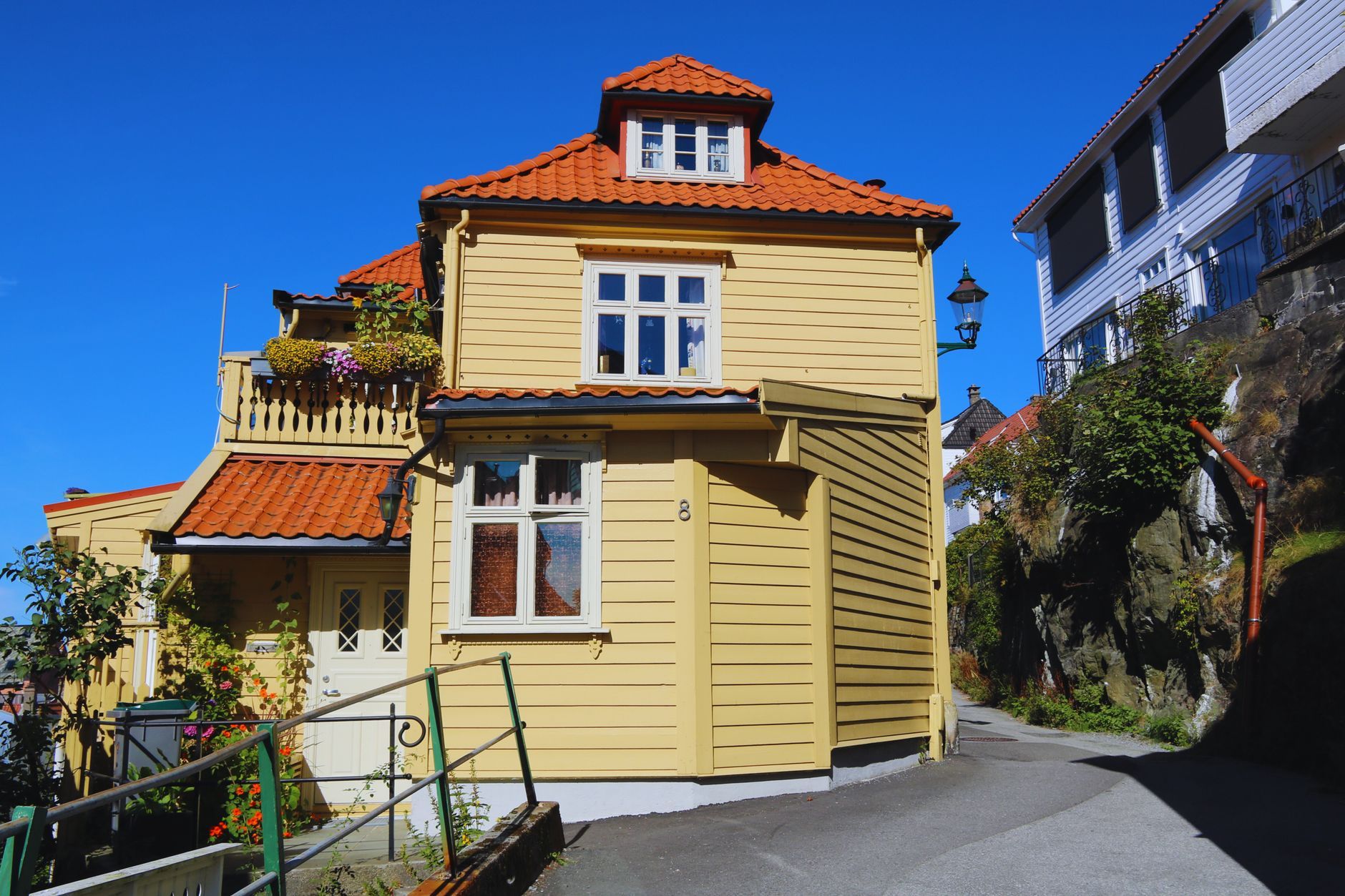 Enebolig i norsk boligstrøk fotografert utenfra i dagslys