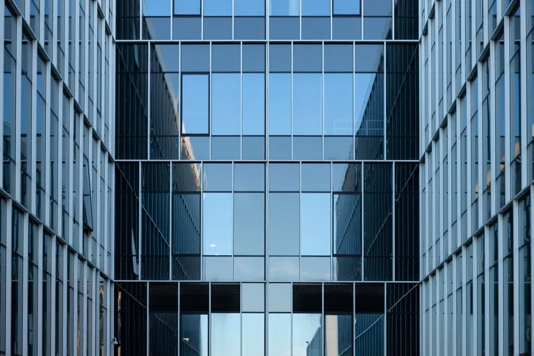 Symmetrisk glassfasade på moderne kontorbygg