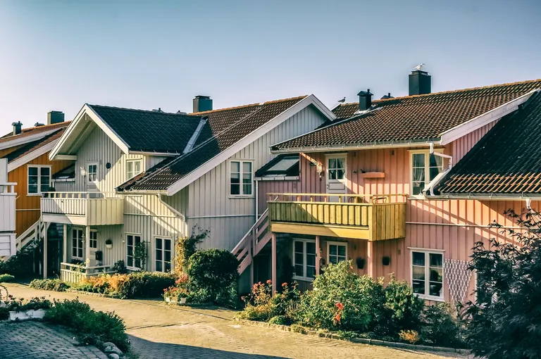 Pastellfargede skandinaviske hus med hager